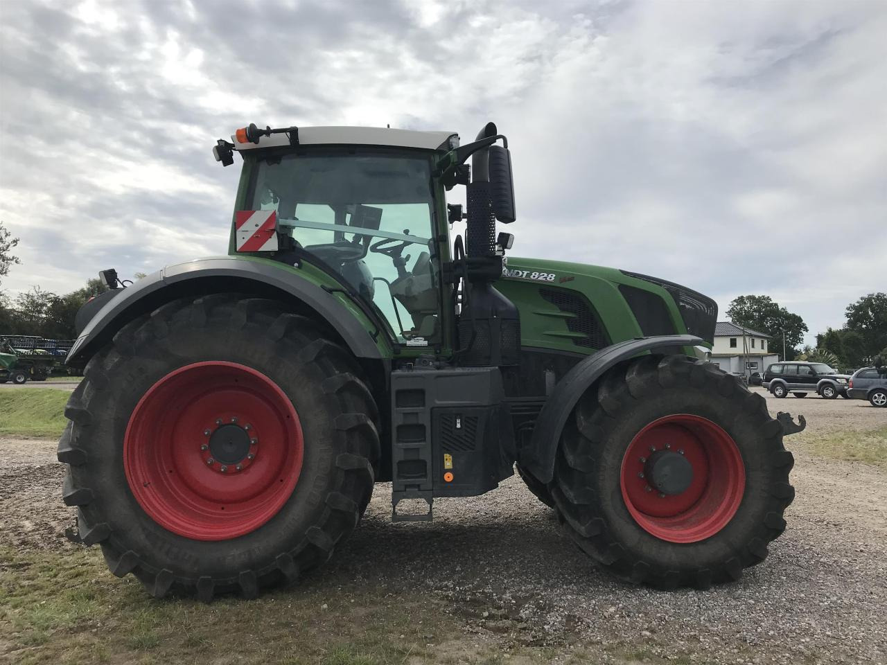 Fendt 828 Vario Profi Plus - Трактор: слика 2 Fendt 828 Vario Profi Plus - Трактор: слика 2
