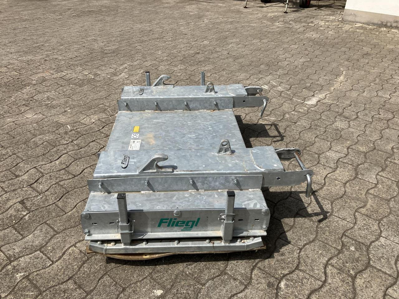 Fliegl Löwe 1,50m - Метла за Комунално/ Специјално возило: слика 2 Fliegl Löwe 1,50m - Метла за Комунално/ Специјално возило: слика 2