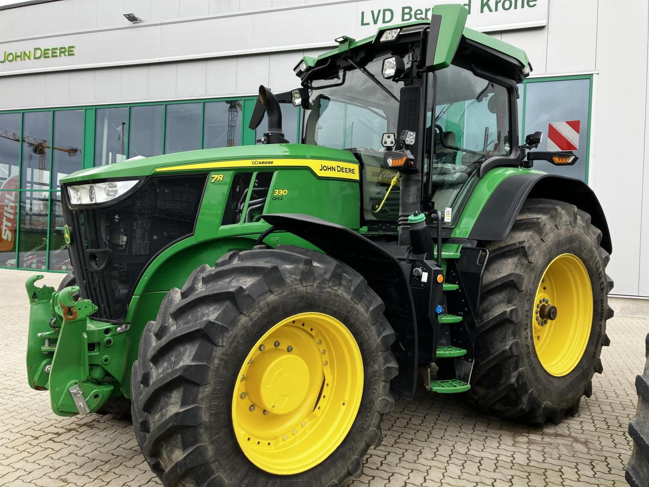 John Deere 7R 330 - Трактор: слика 1 John Deere 7R 330 - Трактор: слика 1