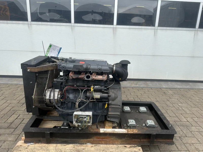 Deutz F4M 2011 Diesel motor 30 kW 39 PK bij 1500 rpm as New ! - Мотор за Опрема за ракување со материјали: слика 3 Deutz F4M 2011 Diesel motor 30 kW 39 PK bij 1500 rpm as New ! - Мотор за Опрема за ракување со материјали: слика 3