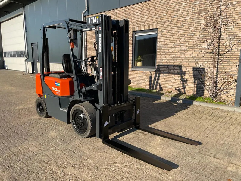 Doosan D30G Yanmar 3 ton Triplex Freelift Sideshift Diesel Heftruck 470 cm hefhoogte - Дизел вилушкар: слика 4 Doosan D30G Yanmar 3 ton Triplex Freelift Sideshift Diesel Heftruck 470 cm hefhoogte - Дизел вилушкар: слика 4