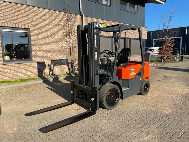 Doosan D30G Yanmar 3 ton Triplex Freelift Sideshift Diesel Heftruck 470 cm hefhoogte - Дизел вилушкар: слика 1 Doosan D30G Yanmar 3 ton Triplex Freelift Sideshift Diesel Heftruck 470 cm hefhoogte - Дизел вилушкар: слика 1