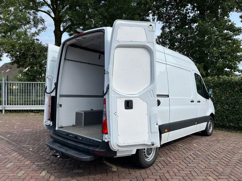 Товарно комбе, Комби со двојна кабина Mercedes-Benz Sprinter 317 1.9 CDI L2H1: слика 11