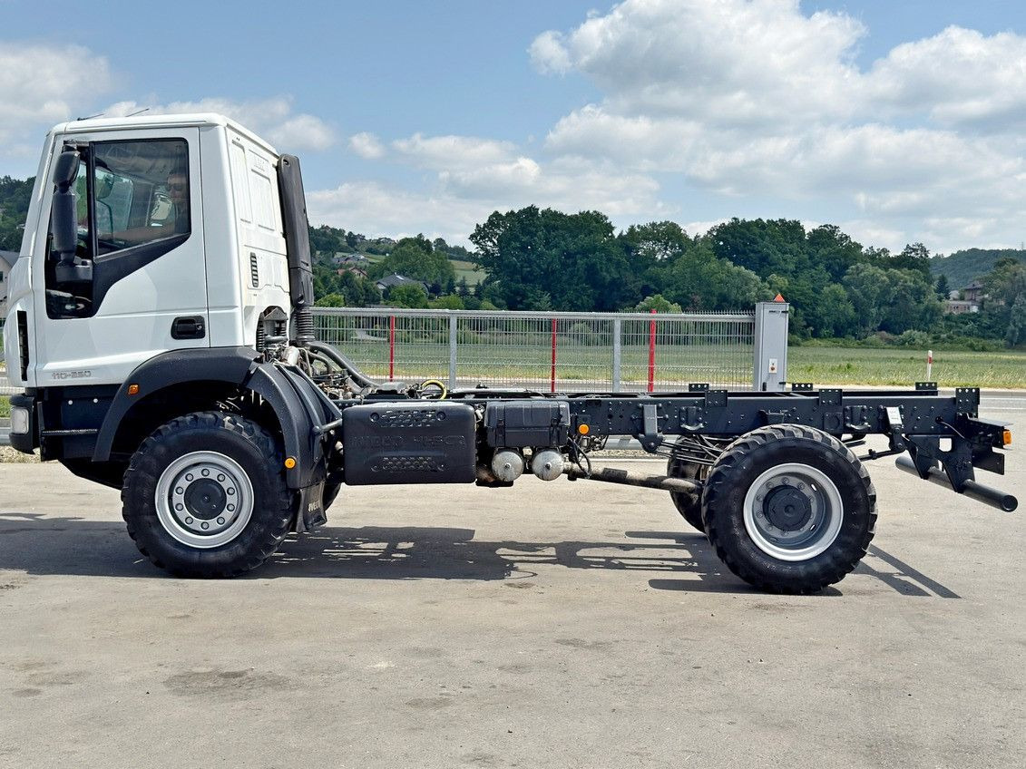 Iveco EUROCARGO 110-250* PLATFORM 4,60 m* 4x4 - Камион со кабинска шасија: слика 3 Iveco EUROCARGO 110-250* PLATFORM 4,60 m* 4x4 - Камион со кабинска шасија: слика 3