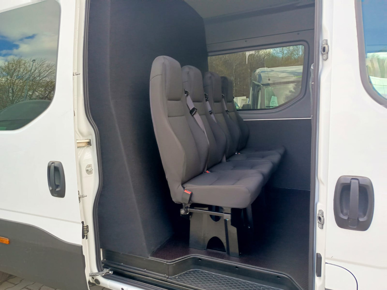 IVECO Daily 35 180 7-Sitzer - Патничко комбе, Комби со двојна кабина: слика 1 IVECO Daily 35 180 7-Sitzer - Патничко комбе, Комби со двојна кабина: слика 1