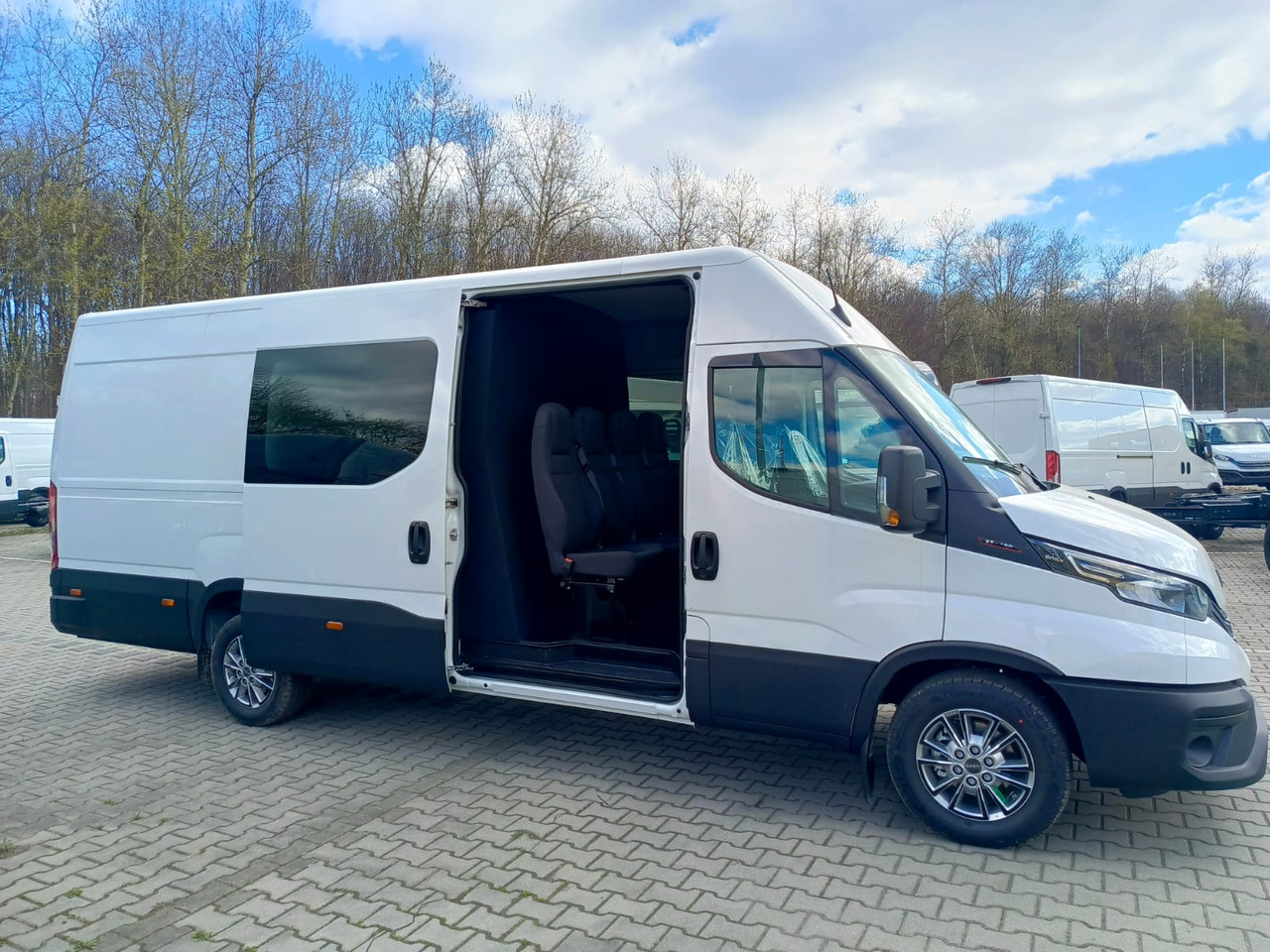 IVECO Daily 35 180 7-Sitzer - Патничко комбе, Комби со двојна кабина: слика 2 IVECO Daily 35 180 7-Sitzer - Патничко комбе, Комби со двојна кабина: слика 2
