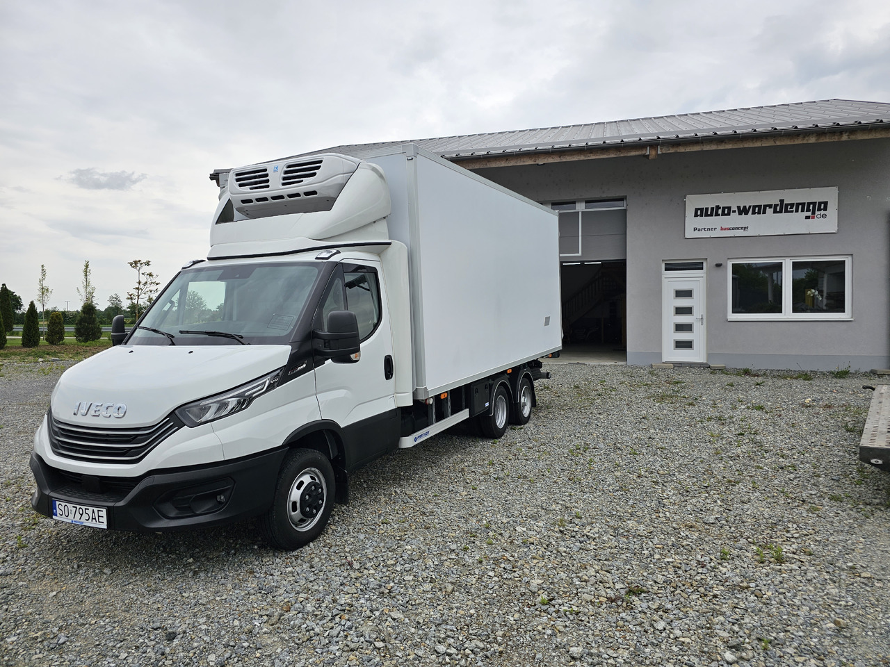 IVECO Daily BE-Truck 35S18H A8 180 PS Kühlkoffer 7.000kg Gesamtgewicht - Камион ладилник: слика 1 IVECO Daily BE-Truck 35S18H A8 180 PS Kühlkoffer 7.000kg Gesamtgewicht - Камион ладилник: слика 1