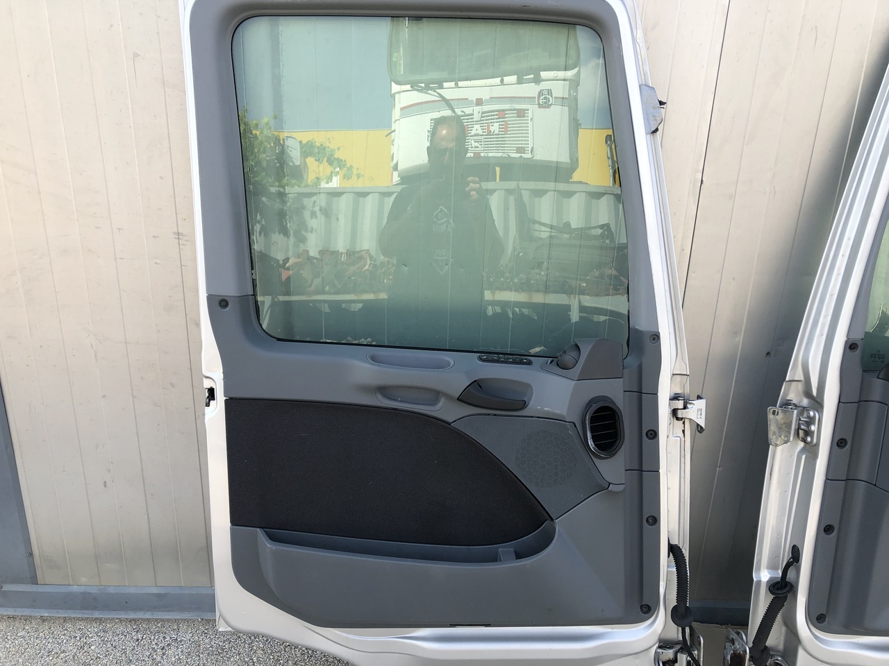 DOOR ACTROS MP2-3 LEFT AND RIGHT MEGA SPACE CAB - Врата и делови за Камион: слика 2 DOOR ACTROS MP2-3 LEFT AND RIGHT MEGA SPACE CAB - Врата и делови за Камион: слика 2