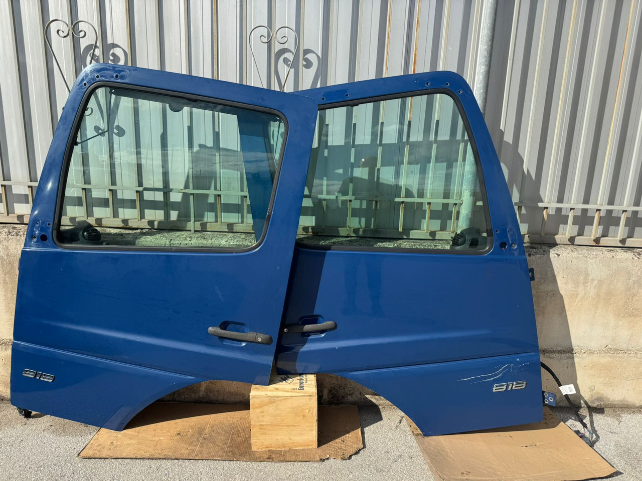 DOOR MERCEDES ATEGO 4 (LEFT AND RIGHT) - Кабина и ентериер: слика 1 DOOR MERCEDES ATEGO 4 (LEFT AND RIGHT) - Кабина и ентериер: слика 1