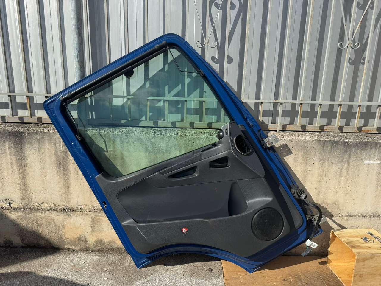 DOOR MERCEDES ATEGO 4 (LEFT AND RIGHT) - Кабина и ентериер: слика 5 DOOR MERCEDES ATEGO 4 (LEFT AND RIGHT) - Кабина и ентериер: слика 5