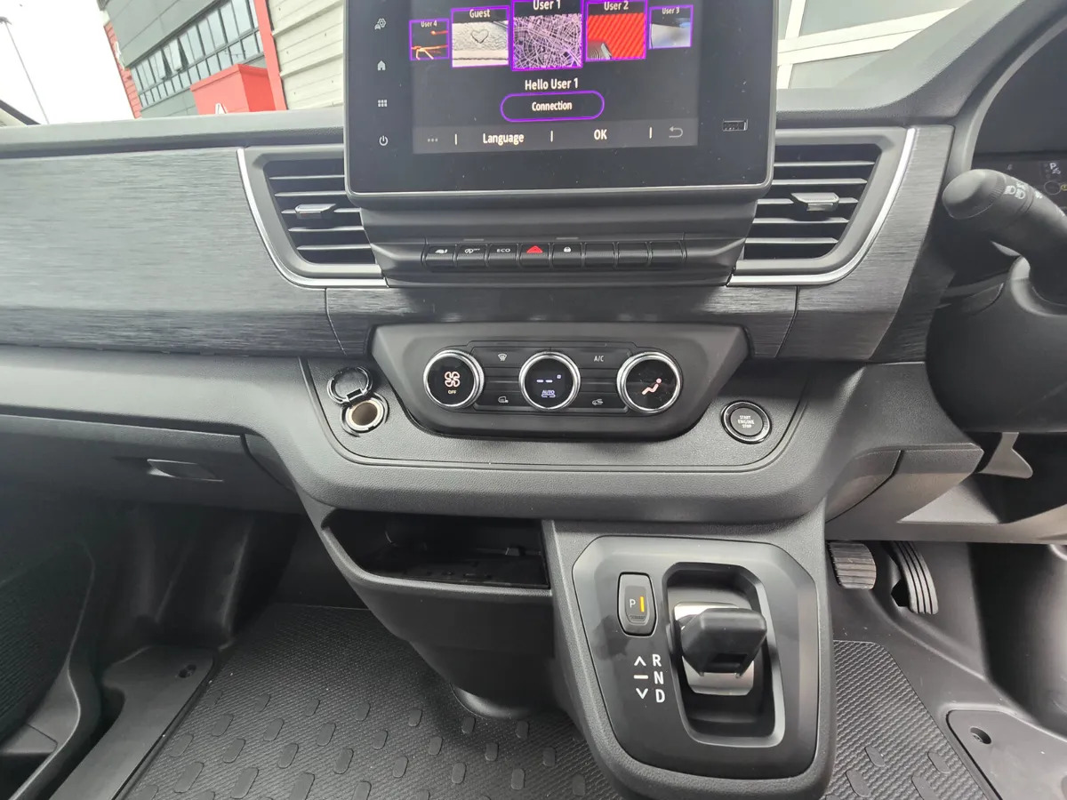 NEW Renault Trafic Exclusive 170BHP/150BHP Auto White - Товарно комбе: слика 3 NEW Renault Trafic Exclusive 170BHP/150BHP Auto White - Товарно комбе: слика 3