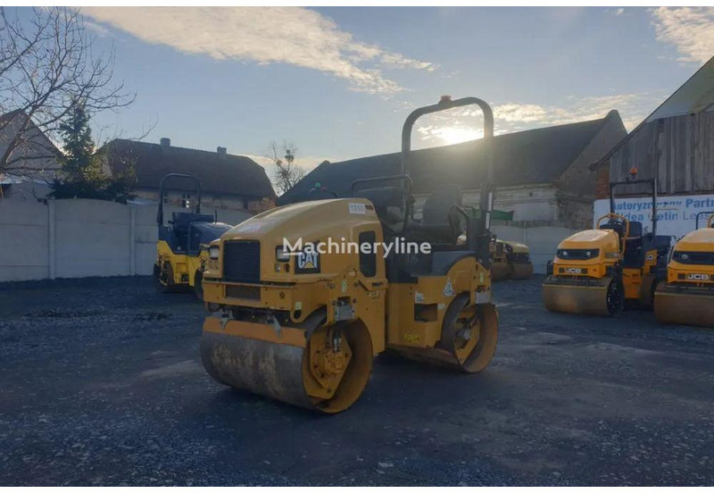 Caterpillar CB 24B road roller - Ваљак: слика 1 Caterpillar CB 24B road roller - Ваљак: слика 1