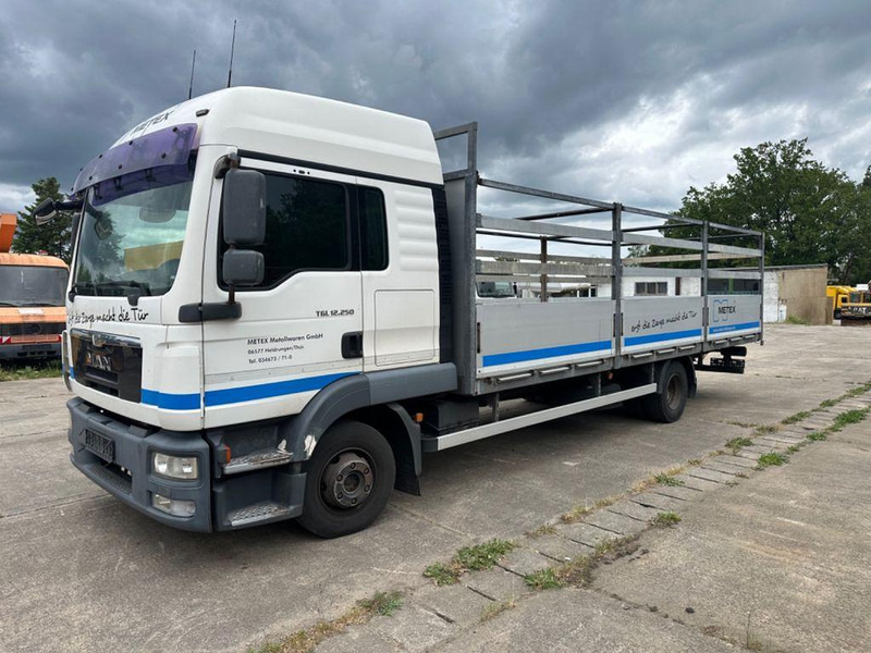 MAN TGL 12 250 euró5 - Камион со платформа, Камион со кран: слика 1 MAN TGL 12 250 euró5 - Камион со платформа, Камион со кран: слика 1