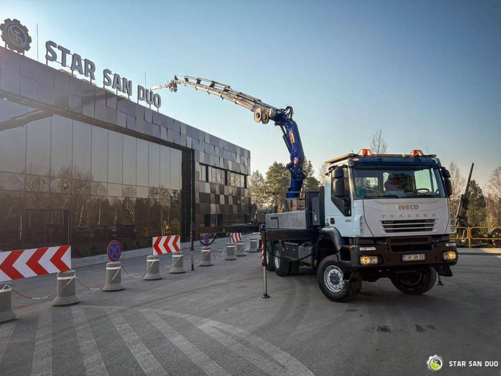Iveco TRAKKER 450 6x6 PM41S FLY JIB Crane Kipper - Камион со кран: слика 3 Iveco TRAKKER 450 6x6 PM41S FLY JIB Crane Kipper - Камион со кран: слика 3