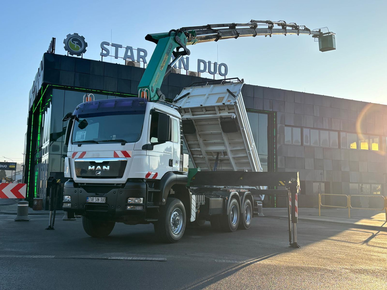 - Камион со кран: слика 1 - Камион со кран: слика 1