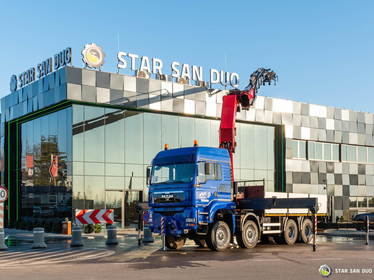 - Камион со кран: слика 2 - Камион со кран: слика 2