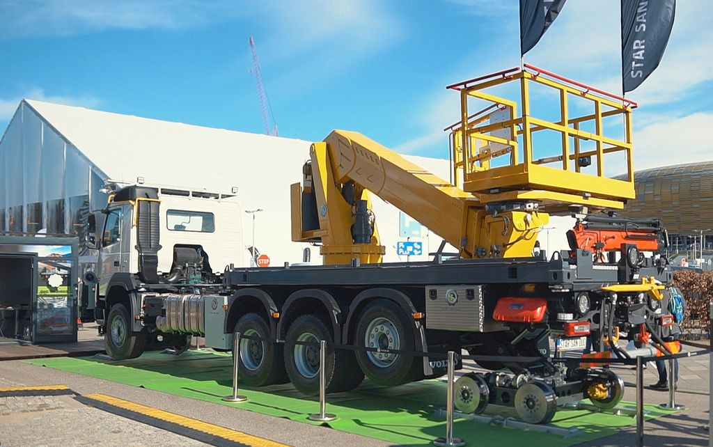Транспортер на контејнер/ Камион со променливо тело, Камион со кран Volvo NEW FMX 8x4 RAIL ROAD SCHIENEN TWO WAY: слика 11