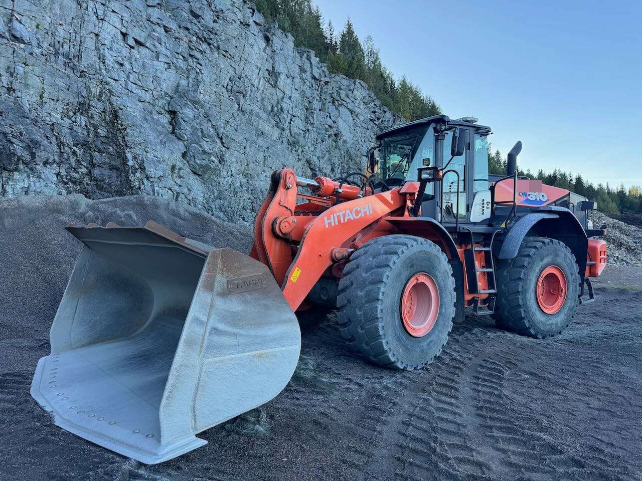 Hitachi ZW310 - Натоварувач на тркала: слика 1 Hitachi ZW310 - Натоварувач на тркала: слика 1