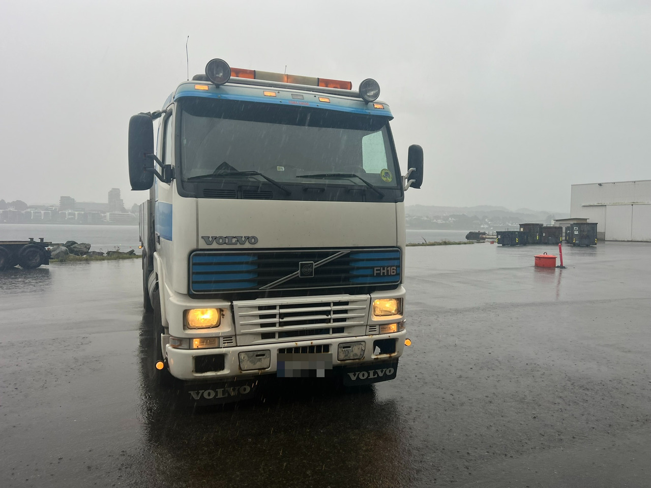 Volvo FH16 - Камион со платформа, Камион со кран: слика 1 Volvo FH16 - Камион со платформа, Камион со кран: слика 1