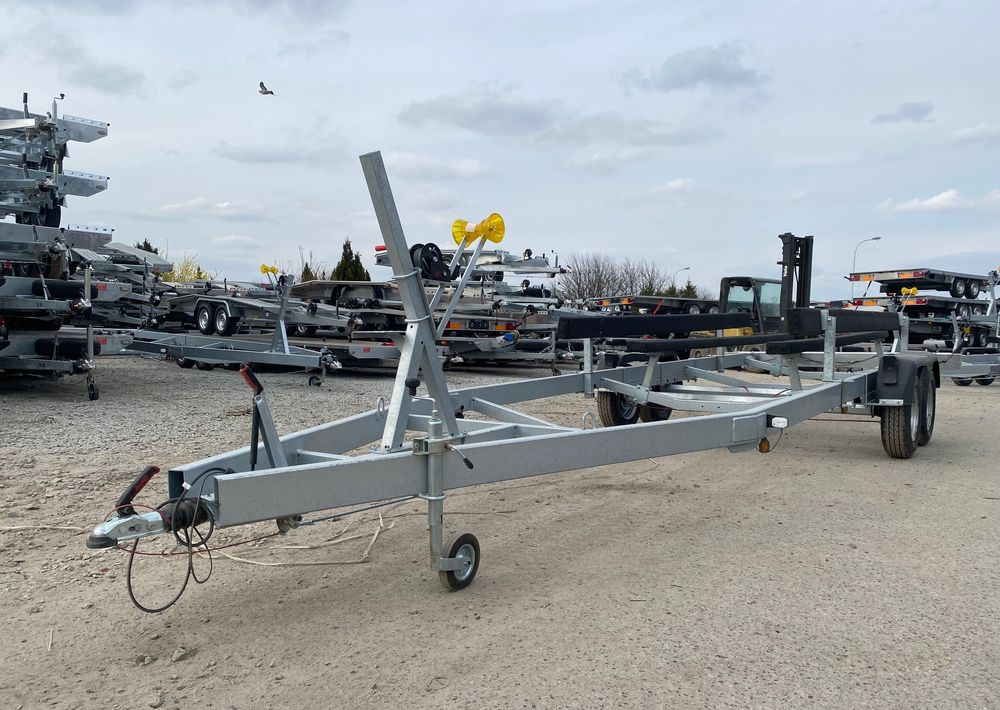 Boro PRZYCZEPA PODŁODZIOWA STYL AMERYKAŃSKI 7,30m - Приколка за чамец: слика 1 Boro PRZYCZEPA PODŁODZIOWA STYL AMERYKAŃSKI 7,30m - Приколка за чамец: слика 1