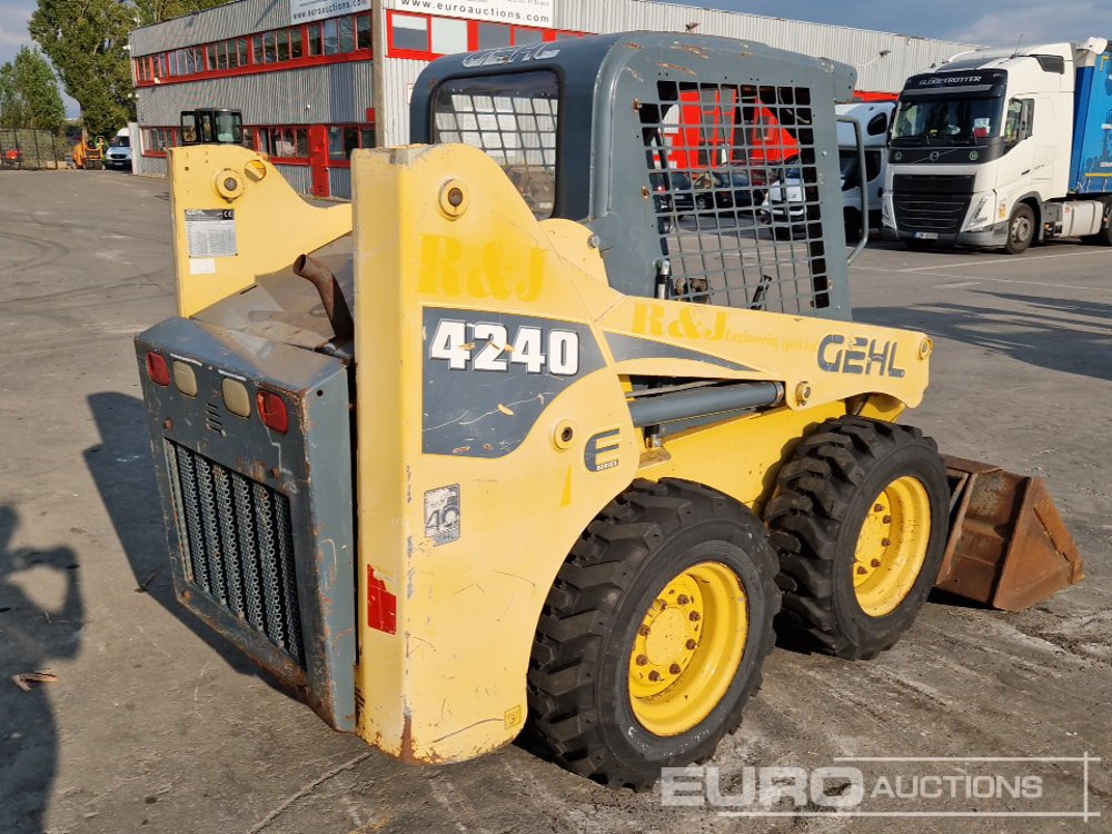 2013 Gehl 4240 - Компактен натоварувач: слика 4 2013 Gehl 4240 - Компактен натоварувач: слика 4