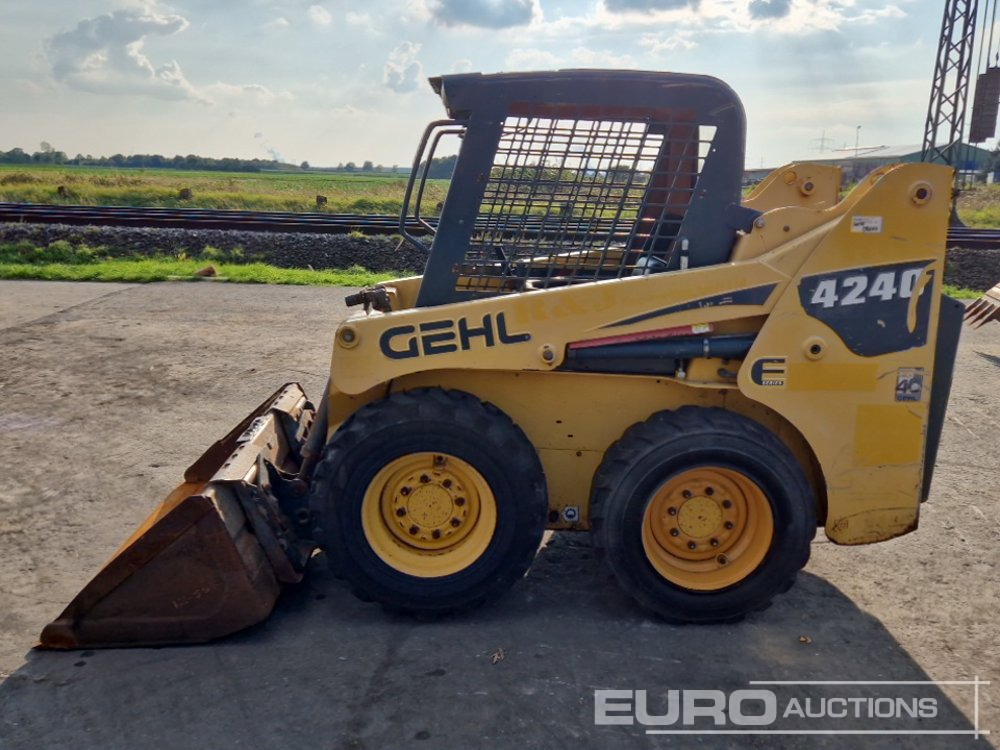 2013 Gehl 4240 - Компактен натоварувач: слика 2 2013 Gehl 4240 - Компактен натоварувач: слика 2