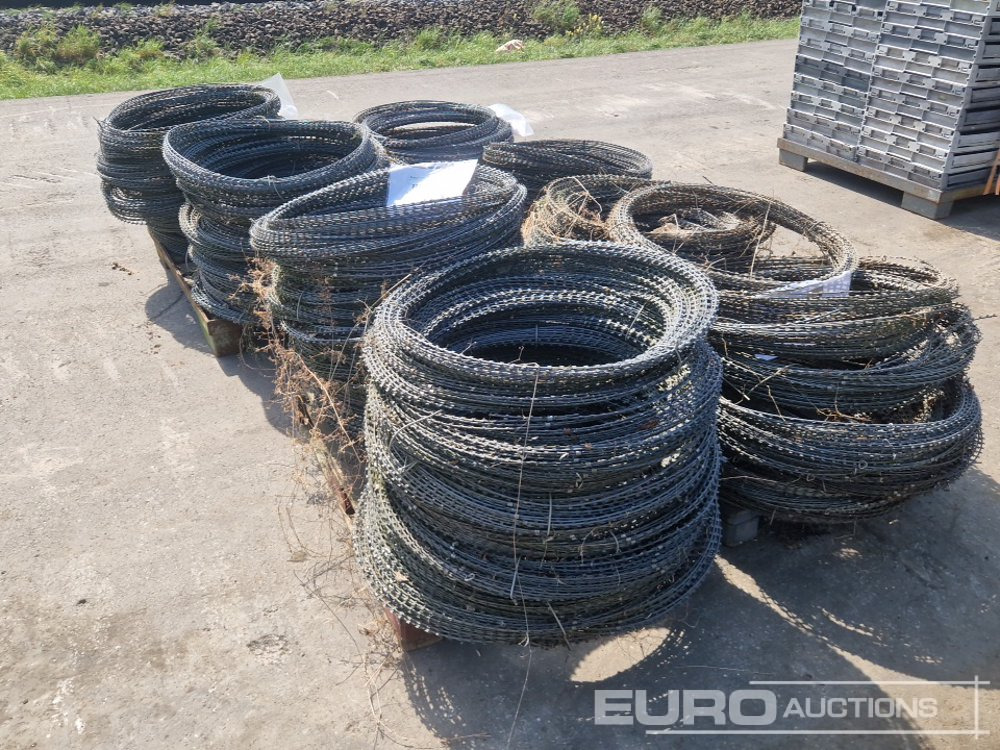 5x Pallets of Assorted Rolls of Barbed Wire - Градежна опрема: слика 1 5x Pallets of Assorted Rolls of Barbed Wire - Градежна опрема: слика 1