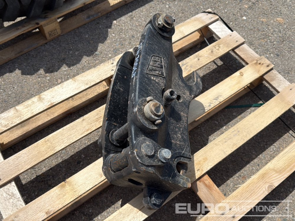 JCB Quick Hitch to Suit JCB 8045 - Брза спојка: слика 2 JCB Quick Hitch to Suit JCB 8045 - Брза спојка: слика 2