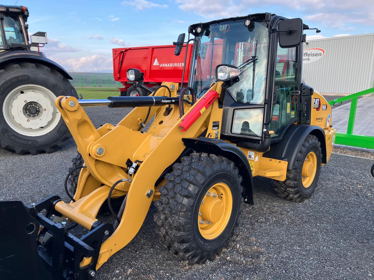 Caterpillar 906 - Натоварувач на тркала: слика 1 Caterpillar 906 - Натоварувач на тркала: слика 1