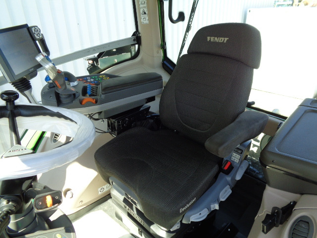 Трактор Fendt 824 Vario S4 ProfiPlus: слика 7