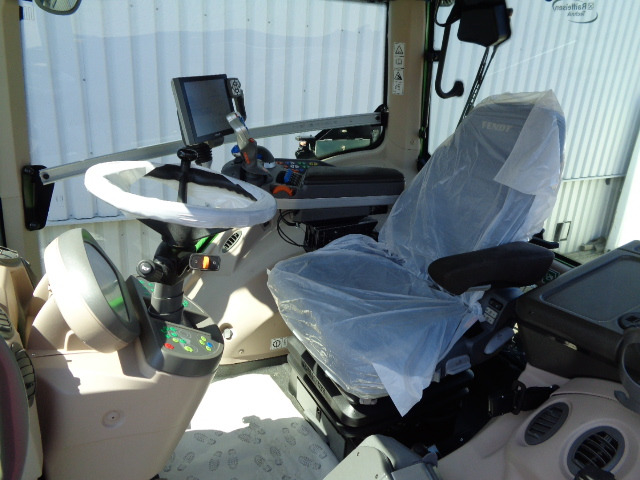 Трактор Fendt 824 Vario S4 ProfiPlus: слика 8