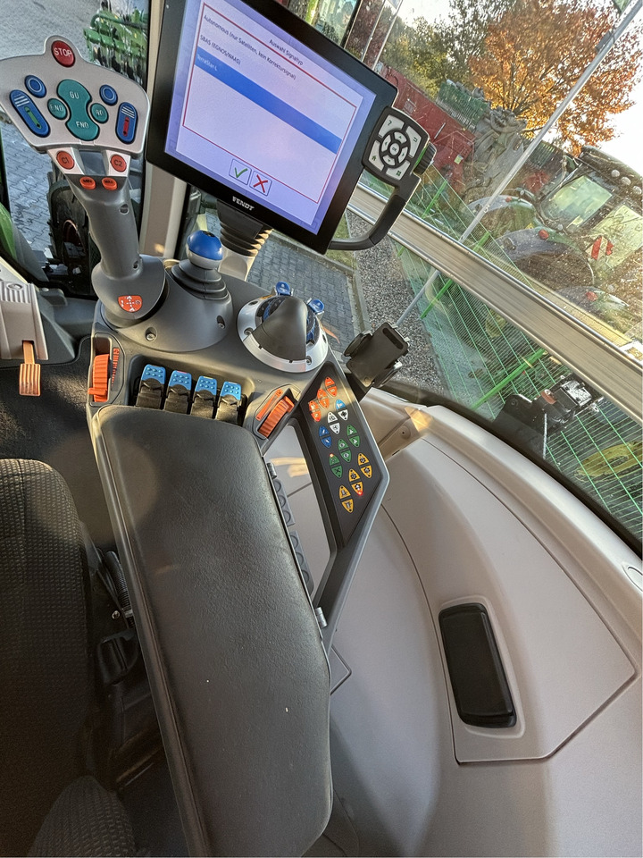 Fendt 826 Vario S4 ProfiPlus - Трактор: слика 3 Fendt 826 Vario S4 ProfiPlus - Трактор: слика 3