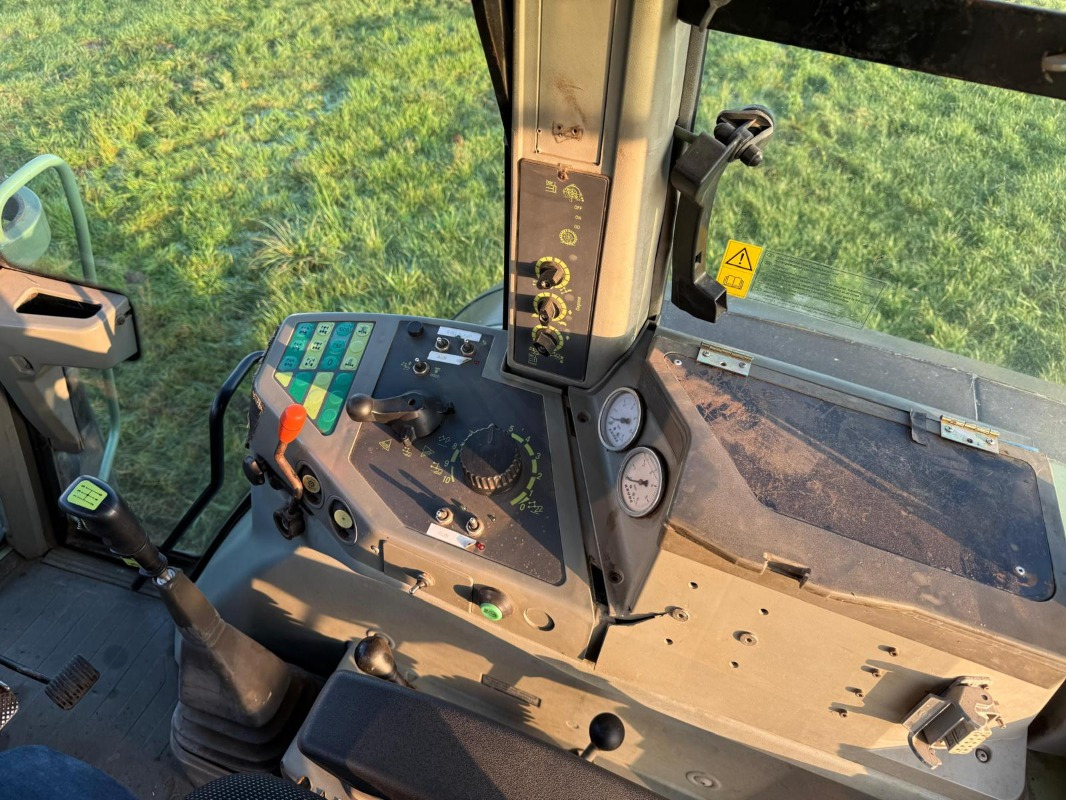 Fendt Favorit 824 - Трактор: слика 2 Fendt Favorit 824 - Трактор: слика 2