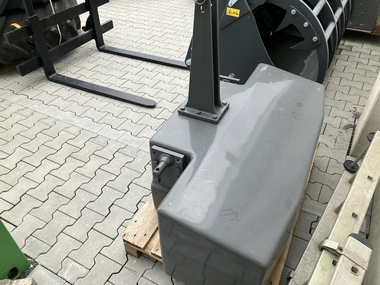 Fendt Gewicht 2.500 kg - Трактор: слика 2 Fendt Gewicht 2.500 kg - Трактор: слика 2