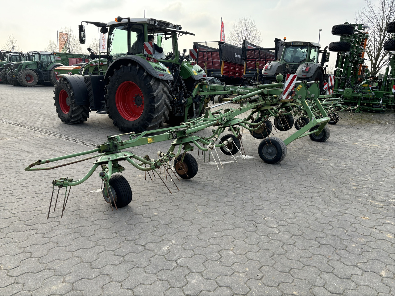 Krone KWT 10.50 / 8 x 7 Heuwender - Превртувач и гребло: слика 2 Krone KWT 10.50 / 8 x 7 Heuwender - Превртувач и гребло: слика 2