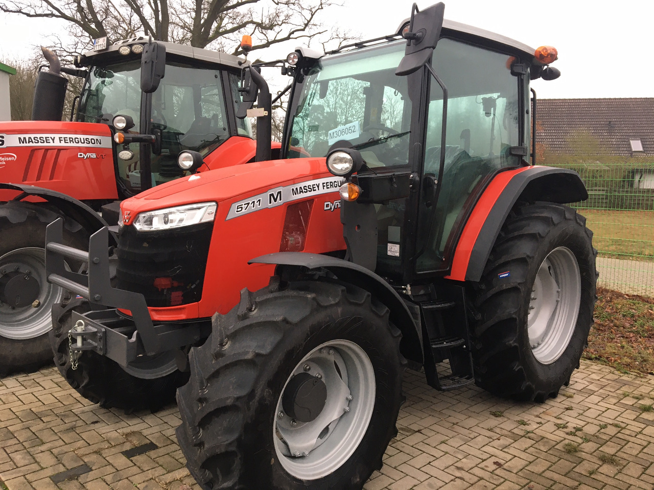 Massey Ferguson 5711 M Dyna-4 4WD Essent - Трактор: слика 1 Massey Ferguson 5711 M Dyna-4 4WD Essent - Трактор: слика 1