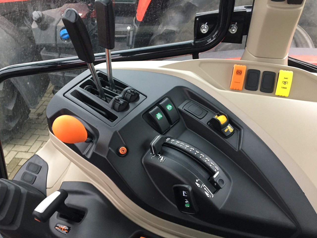Massey Ferguson 5711 M Dyna-4 4WD Essent - Трактор: слика 2 Massey Ferguson 5711 M Dyna-4 4WD Essent - Трактор: слика 2