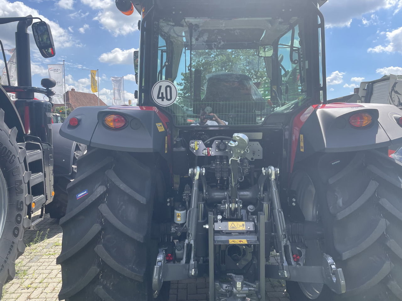 Massey Ferguson 5711M Dyna-4 4WD Cab - Трактор: слика 2 Massey Ferguson 5711M Dyna-4 4WD Cab - Трактор: слика 2