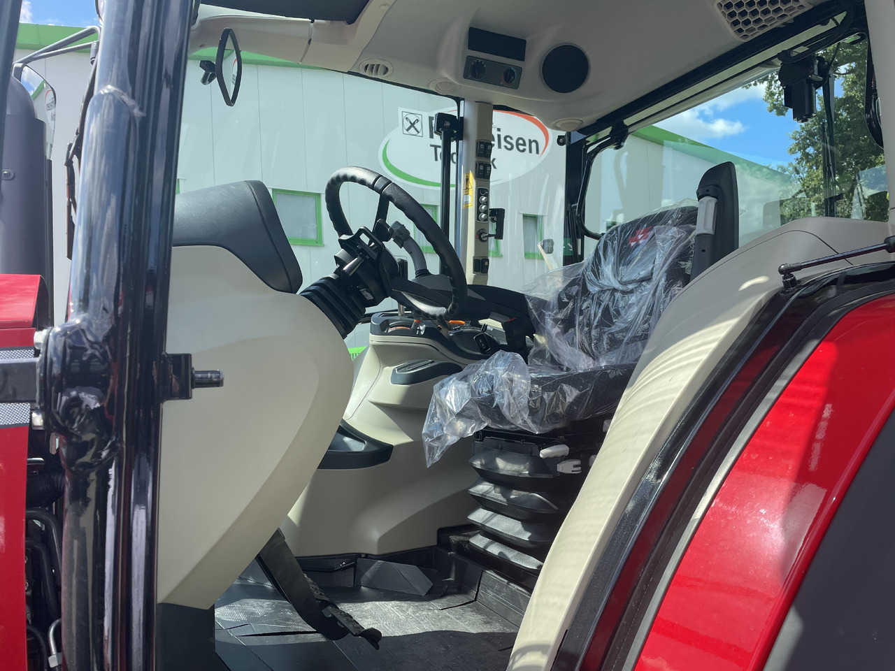 Massey Ferguson 5711M Dyna-4 4WD Cab - Трактор: слика 3 Massey Ferguson 5711M Dyna-4 4WD Cab - Трактор: слика 3