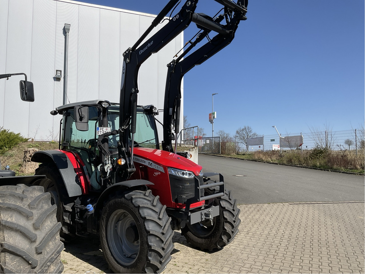 Massey Ferguson 5711M Dyna4 4WD Cab Esse - Трактор: слика 1 Massey Ferguson 5711M Dyna4 4WD Cab Esse - Трактор: слика 1