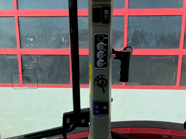 Massey Ferguson 5712 M 4WD Cab Essential - Трактор: слика 3 Massey Ferguson 5712 M 4WD Cab Essential - Трактор: слика 3