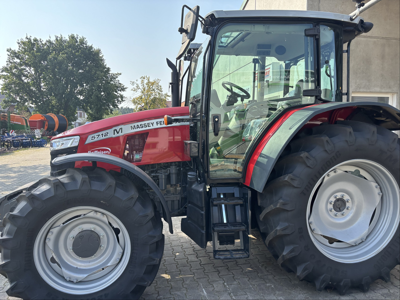 Massey Ferguson 5712M 4WD Cab Essential - Трактор: слика 3 Massey Ferguson 5712M 4WD Cab Essential - Трактор: слика 3