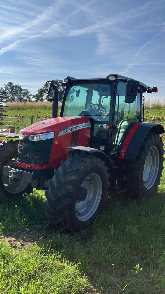 Massey Ferguson 5713M 4WD Cab Essential - Трактор: слика 1 Massey Ferguson 5713M 4WD Cab Essential - Трактор: слика 1