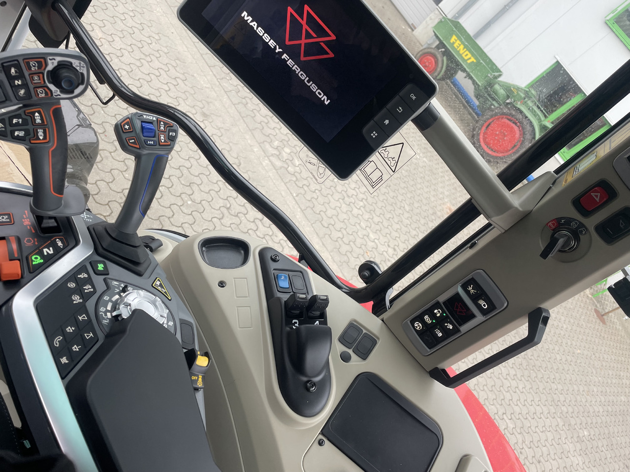 Massey Ferguson 7S.210 Dyna-VT EXCLUSIVE - Трактор: слика 3 Massey Ferguson 7S.210 Dyna-VT EXCLUSIVE - Трактор: слика 3