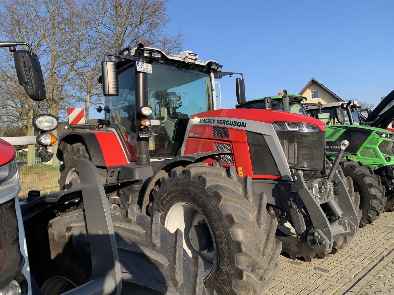 Massey Ferguson 8S.305 Dyna-VT Exclusive - Трактор: слика 1 Massey Ferguson 8S.305 Dyna-VT Exclusive - Трактор: слика 1
