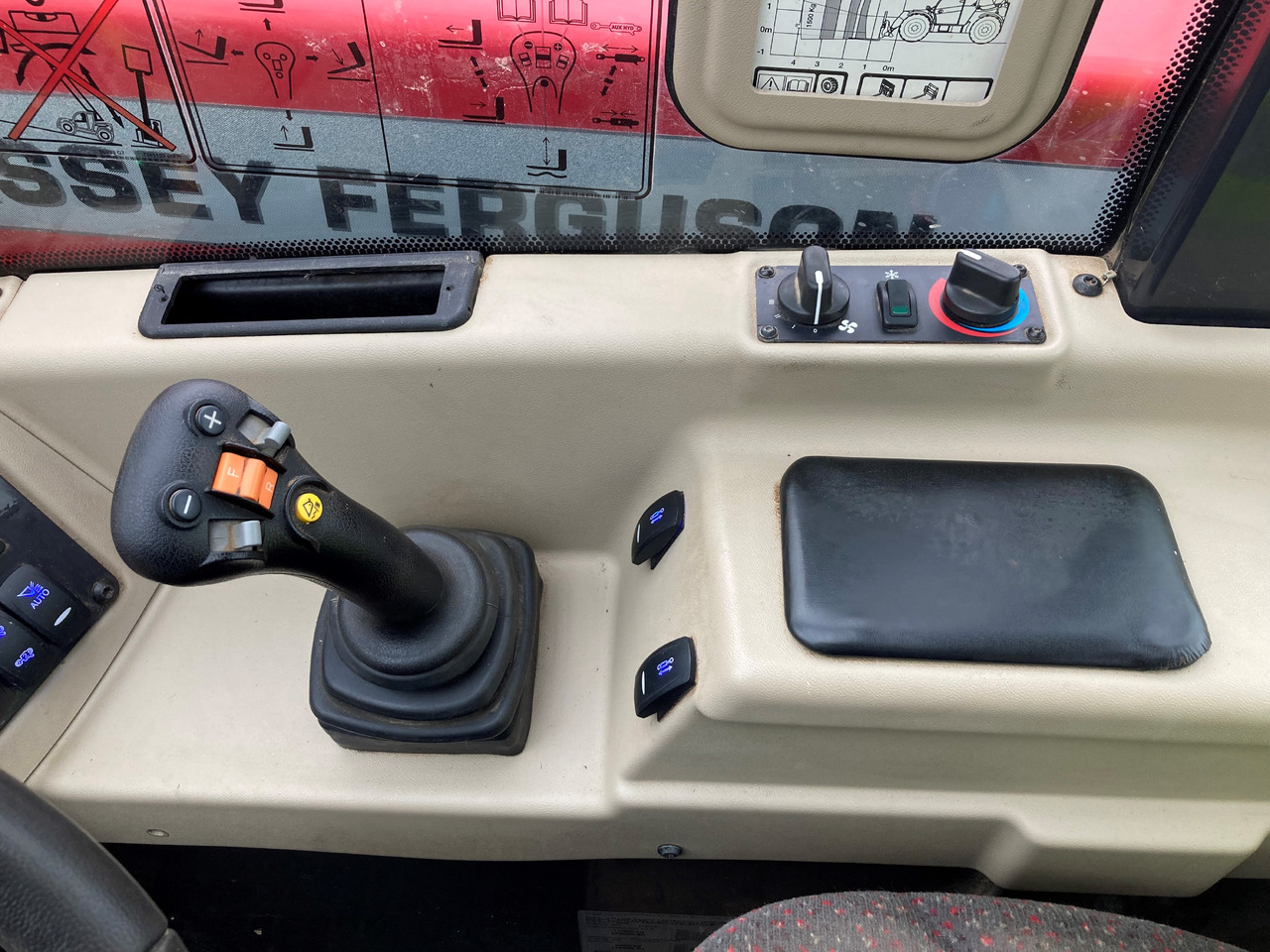 Massey Ferguson Telekoplader TH 7038 - Телескопски ракувач: слика 3 Massey Ferguson Telekoplader TH 7038 - Телескопски ракувач: слика 3