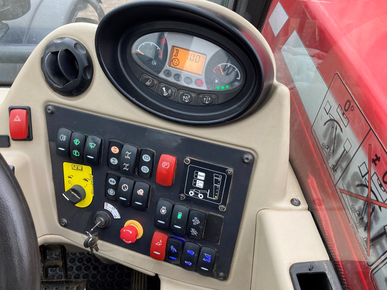Massey Ferguson Telekoplader TH 7038 - Телескопски ракувач: слика 2 Massey Ferguson Telekoplader TH 7038 - Телескопски ракувач: слика 2