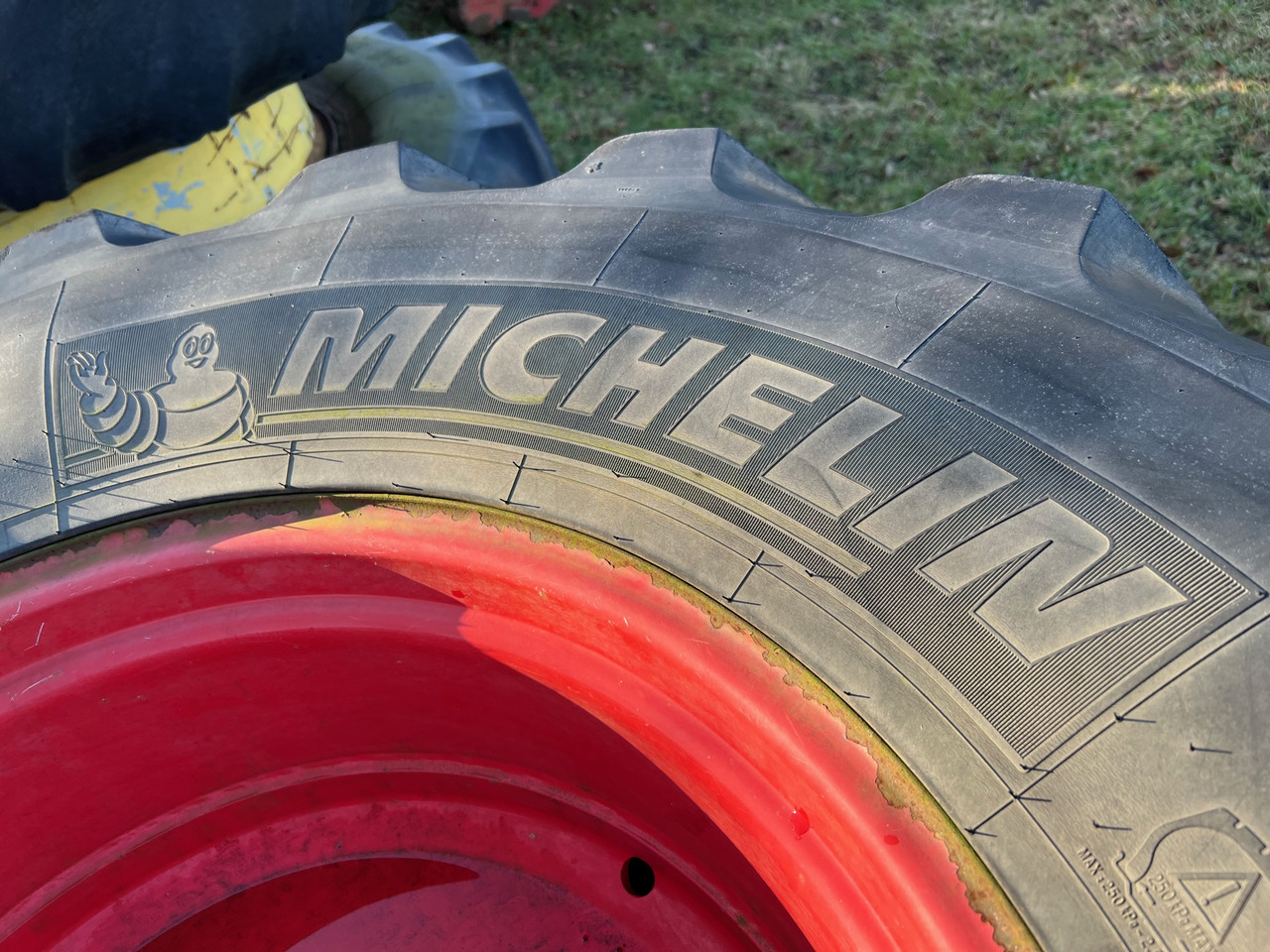 Michelin 1x Rad 600/65 R28 - Гуми и бандажи: слика 4 Michelin 1x Rad 600/65 R28 - Гуми и бандажи: слика 4