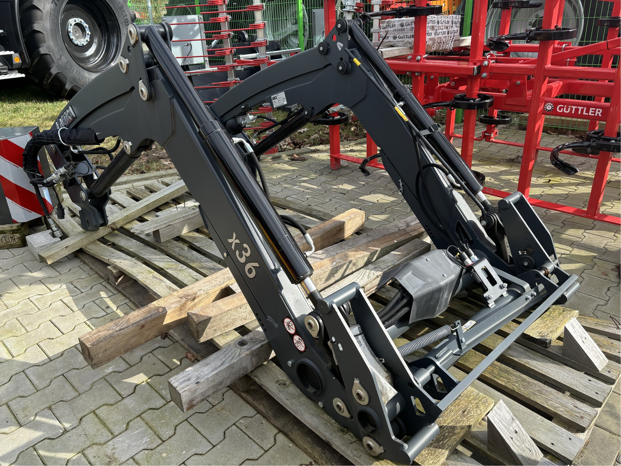 Преден утоварувач за трактор Valtra Frontlader X36DM: слика 1