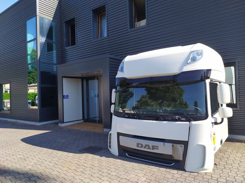 DAF XF106 Euro 6 - Кабина и ентериер за Камион: слика 1 DAF XF106 Euro 6 - Кабина и ентериер за Камион: слика 1